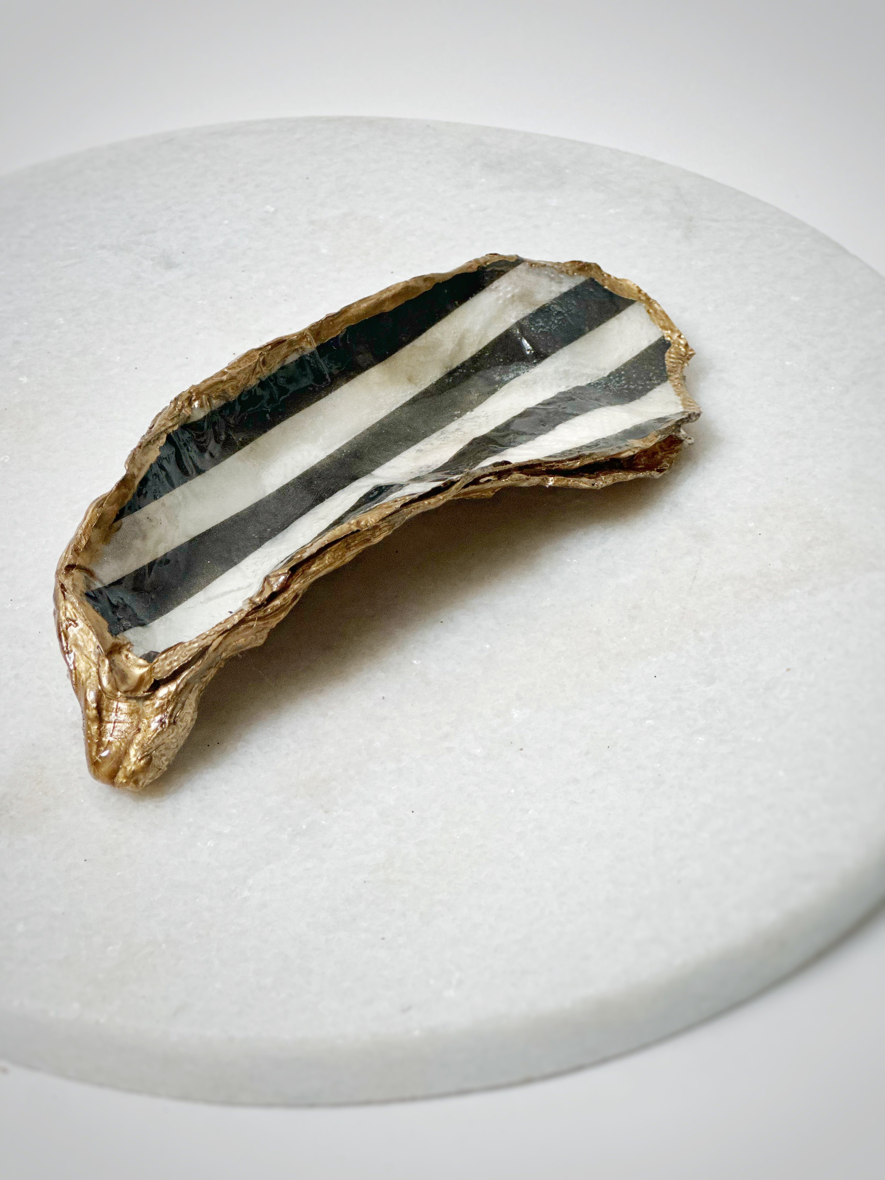 Oesterschelp "black & white stripes"