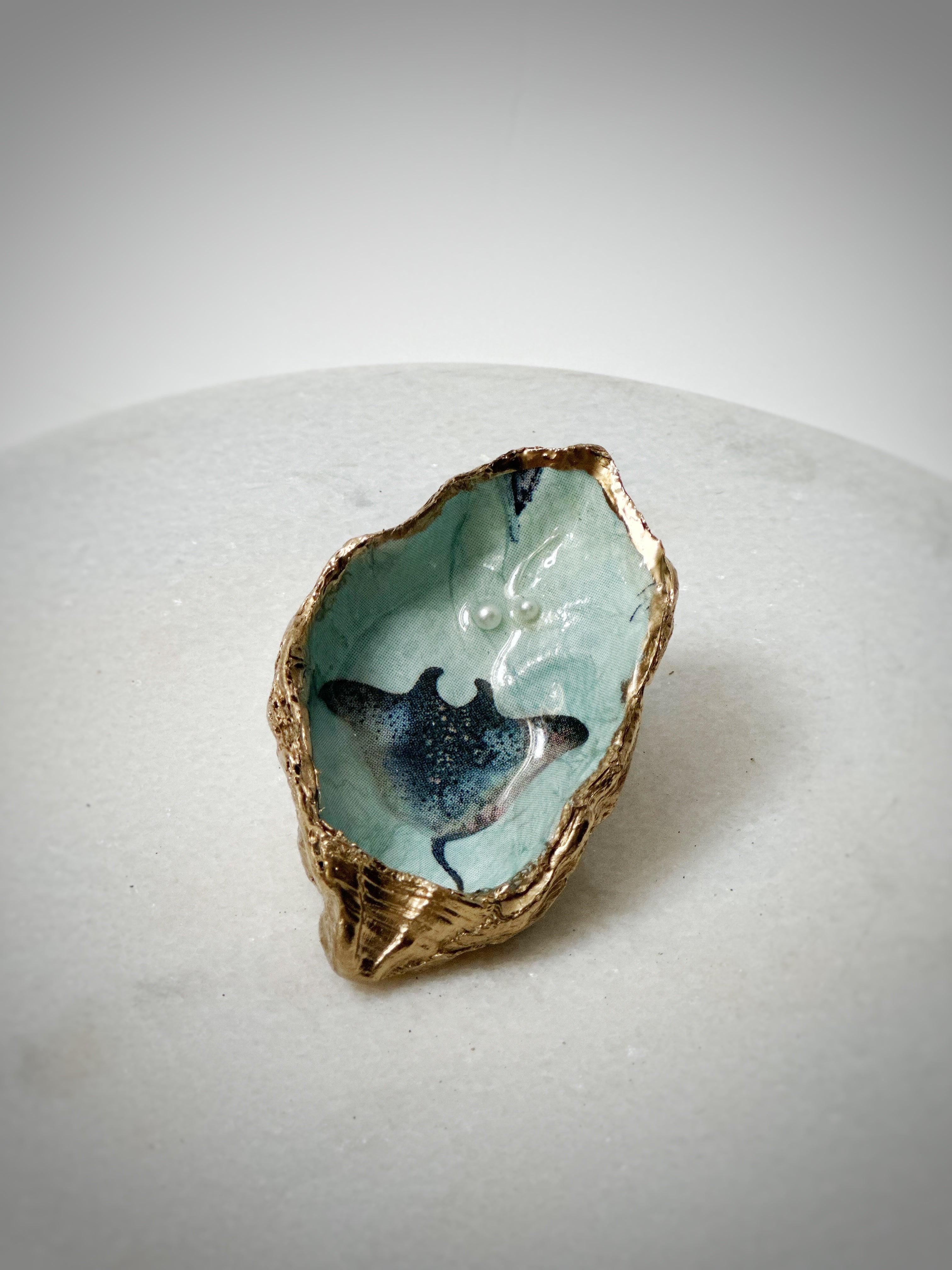 Oesterschelp "manta & pearls"