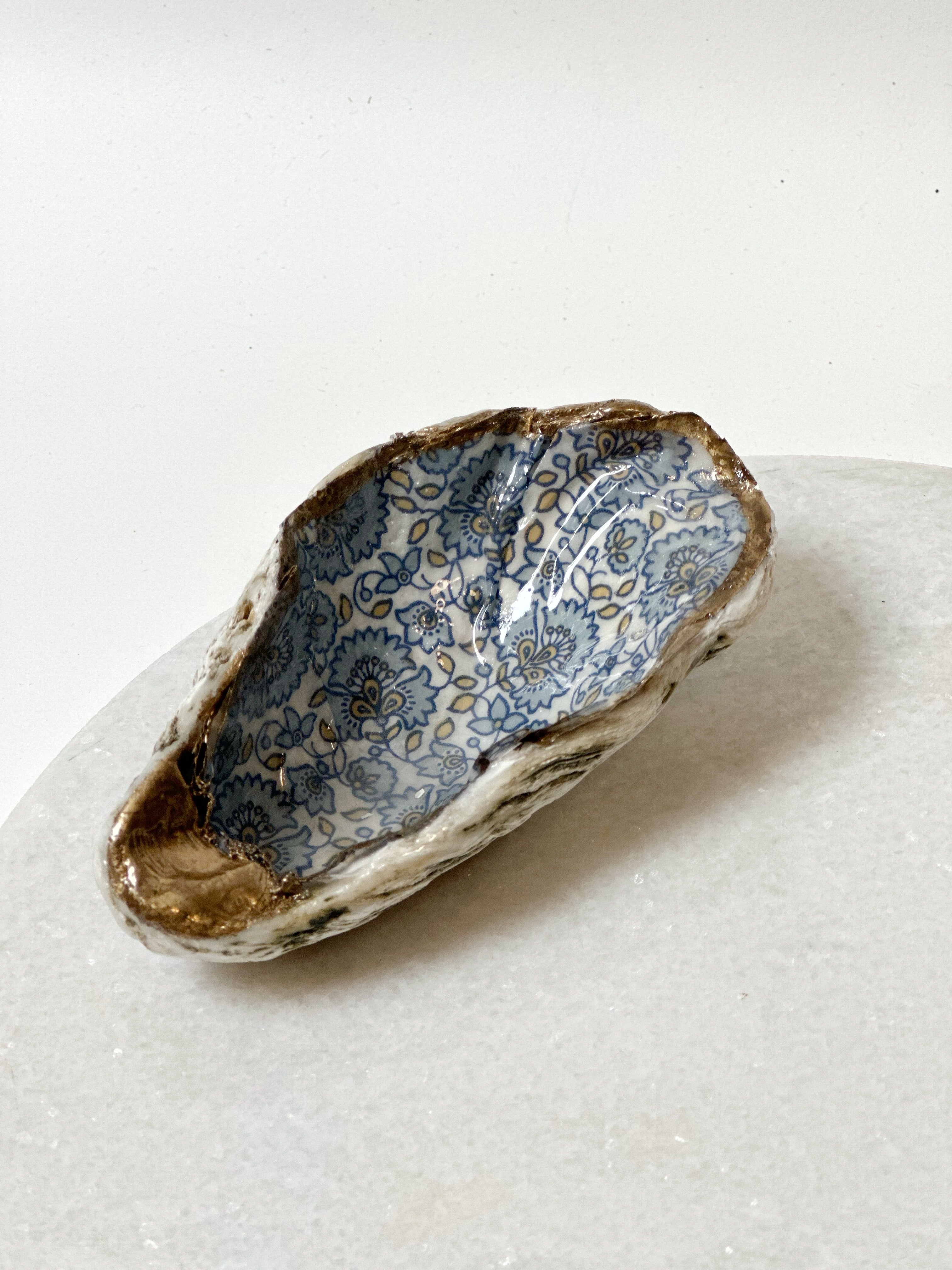 Oesterschelp "Blue flowers & golden accent" (M)